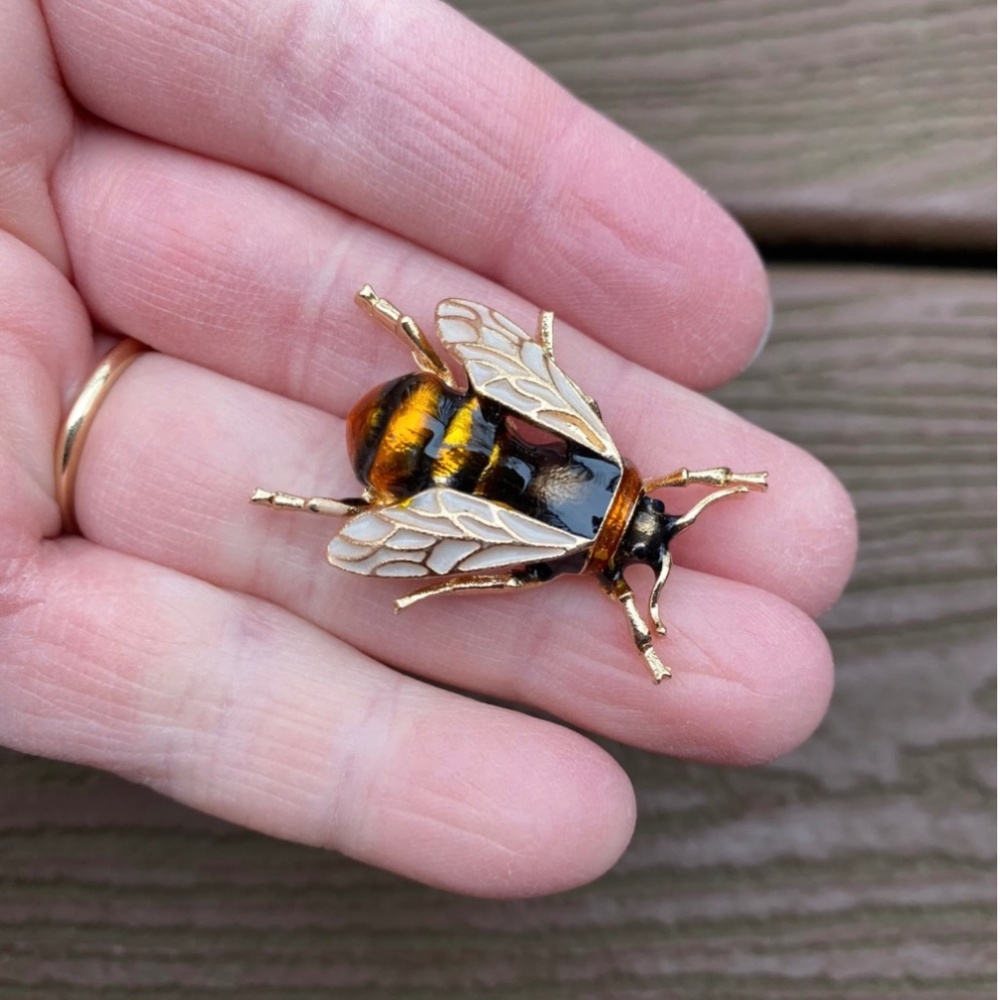 ❤️ Beautifully Detailed Realistic Enamel Bee Pin Brooch
